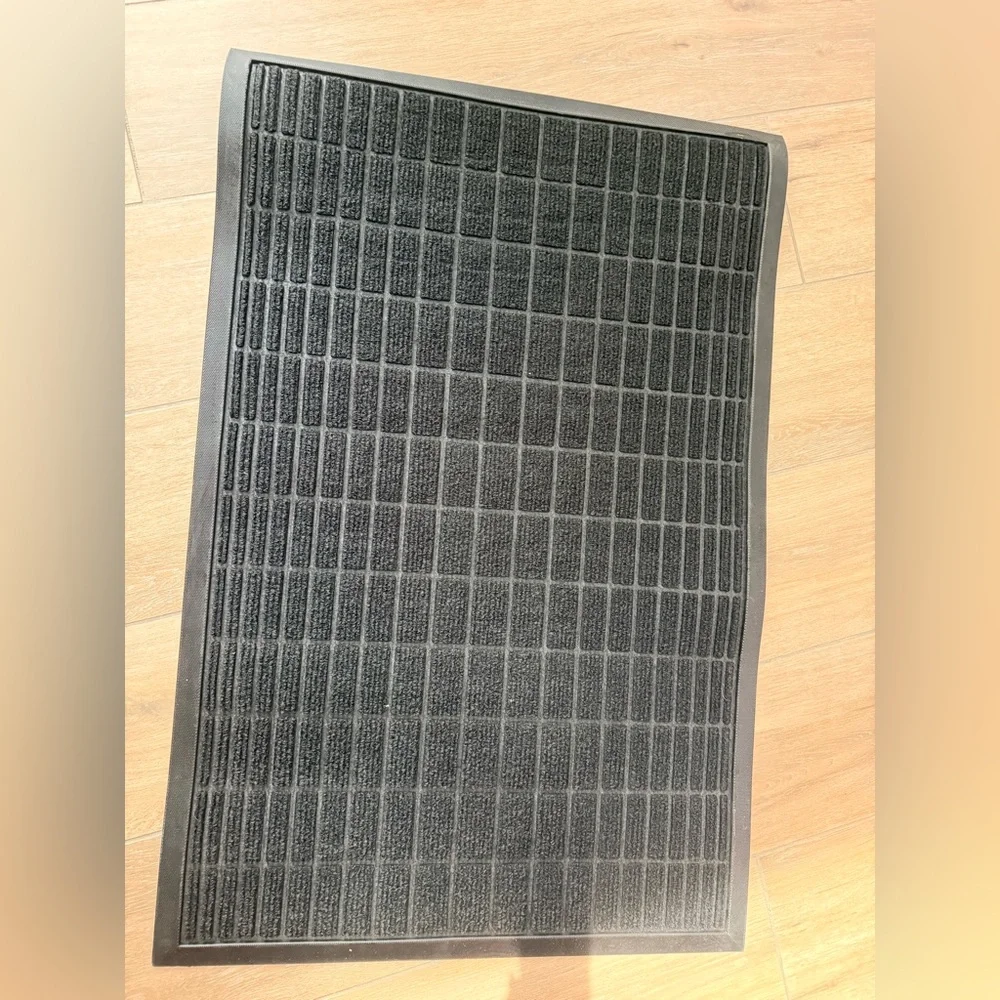 Black Outdoor Entrance Mat - Durable Home Accent